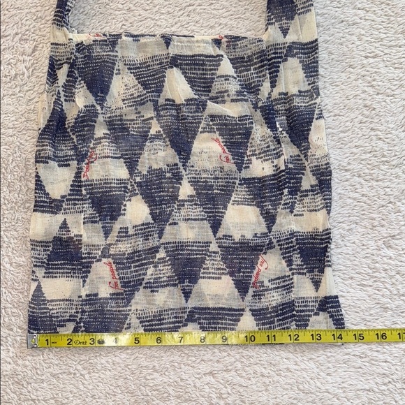 👜 Free People Lightweight Canvas Shoulder Bag - Cream and Navy Geo Print - Picture 3 of 6